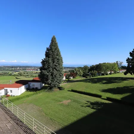 Modernes Mit Grossem Balkon,schoener Aussicht Und Indoorpool Oberteuringen